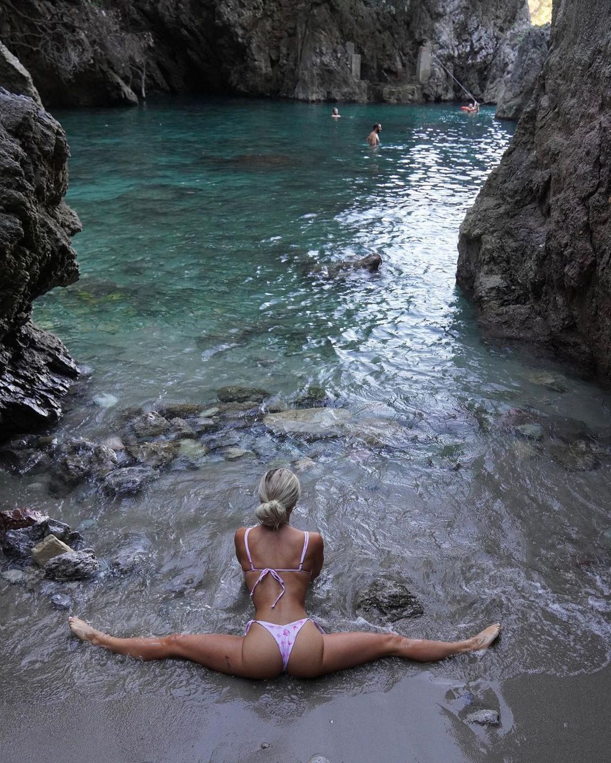 Starul din Premier League, cameraman la show-ul soției! Claudia e campioană națională la twerk