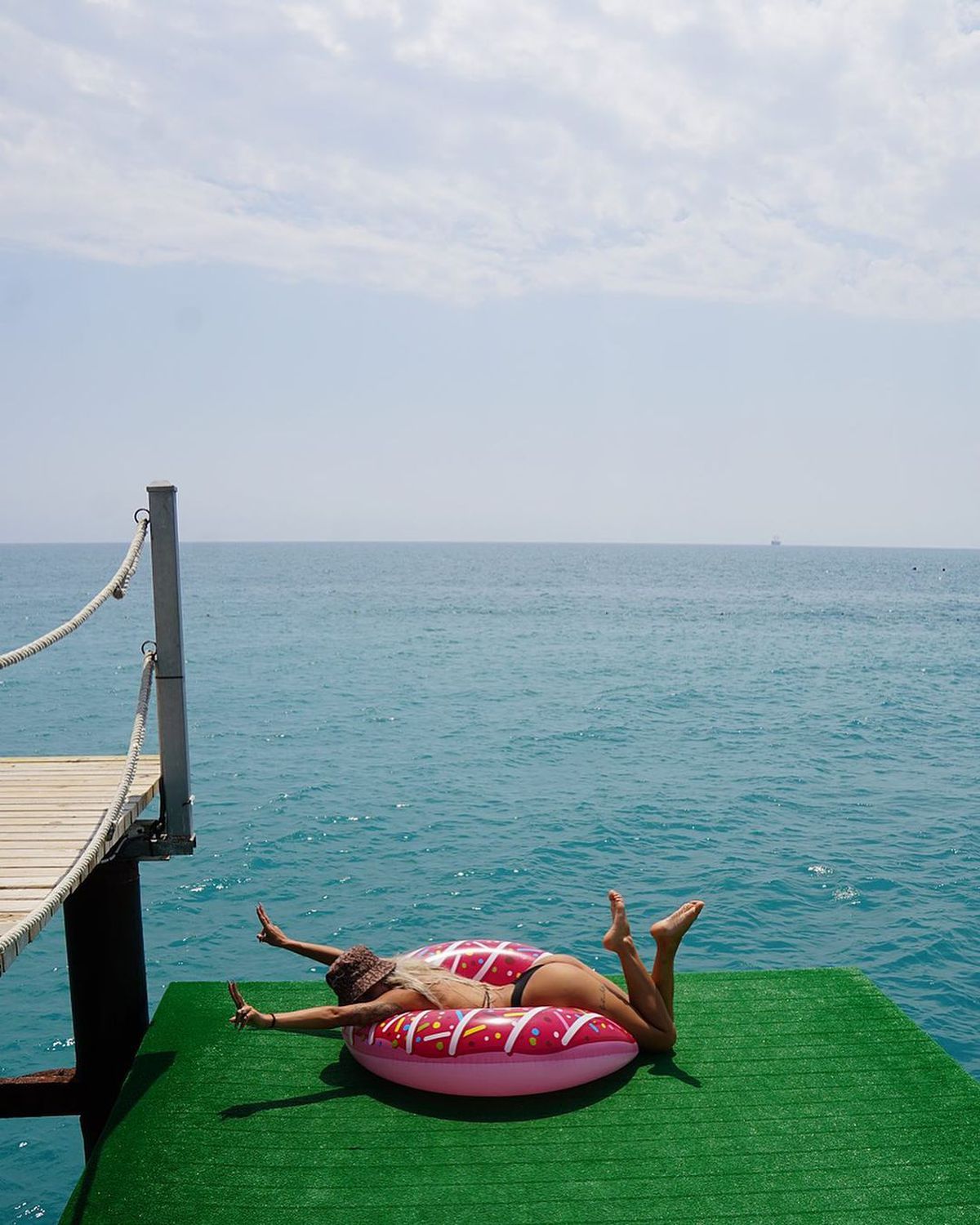 Starul din Premier League, cameraman la show-ul soției! Claudia e campioană națională la twerk