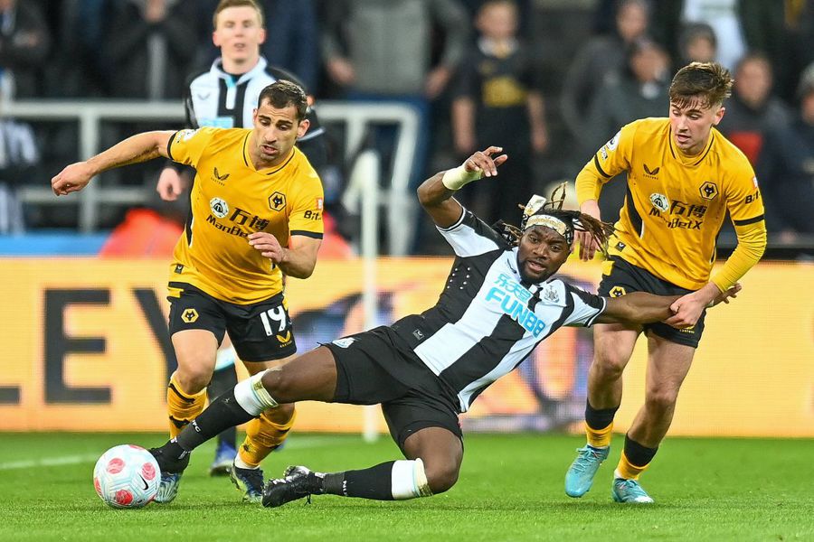 Johnny Otto în duel cu Allan Saint-Maximin / Foto: Imago Acuzații incredibile făcute de fostul jucător al lui Jose Mourinho » „Au încercat să mă dopeze. Nu veniți aici!”