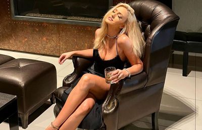 Iuliana Pepene, cea mai sexy prezentatoare de știri din România, se „luptă” cu greutățile în sala de forță