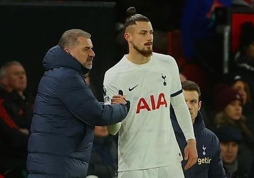 Radu Drăgușin, alături de managerul Ange Postecoglou, înainte de a debuta la Tottenham pe Old Trafford Foto: Instagram
