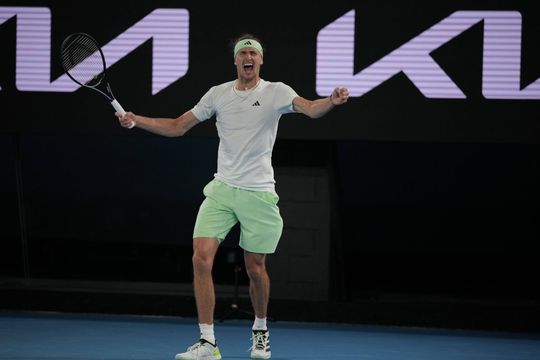 Alexander Zverev, sărbătorind victoria cu Carlos Alcaraz / FOTO: Imago Images
