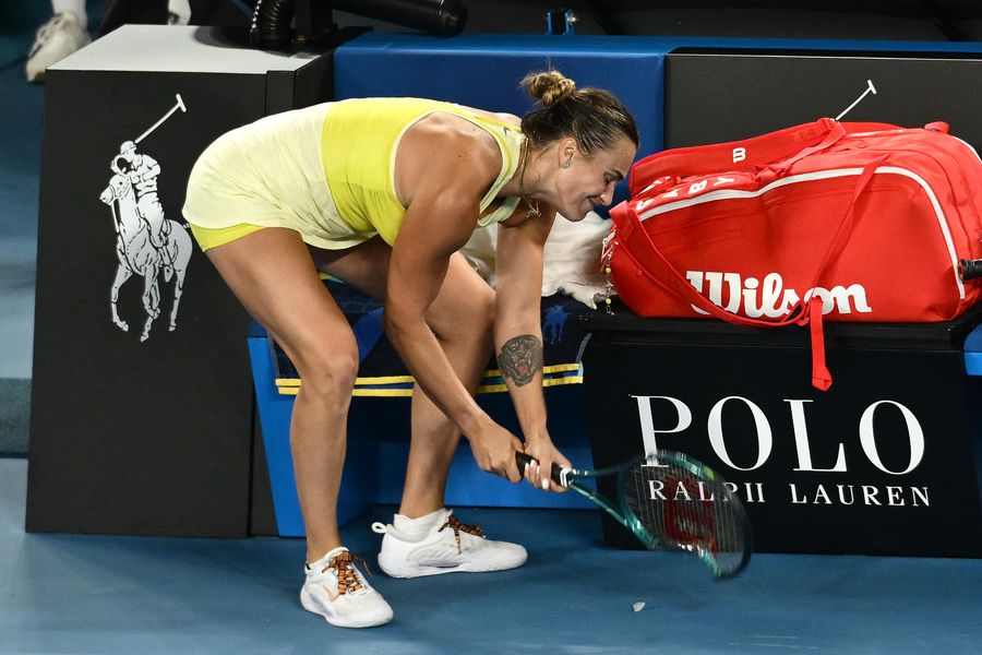 Aryna Sabalenka distrugând racheta FOTO Guliver/GettyImages Aryna Sabalenka a explicat de ce și-a distrus racheta în finala de la Australian Open: „Am încercat să fiu o persoană bună”
