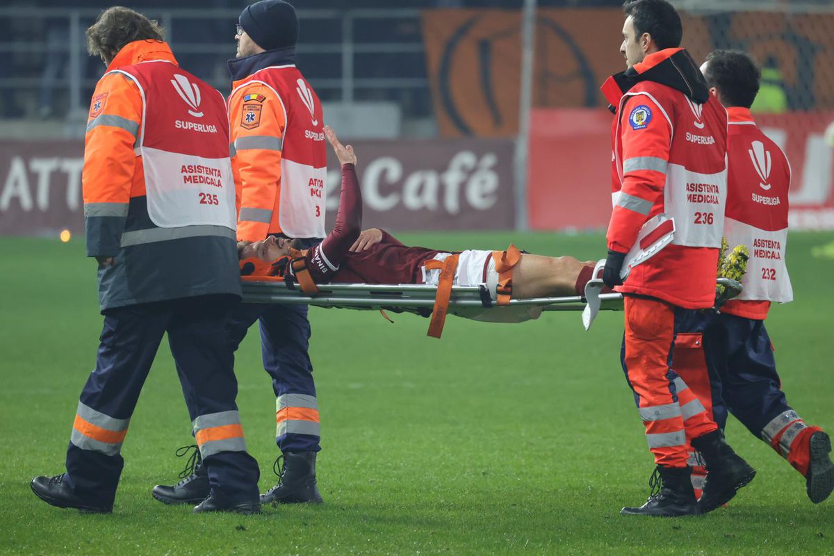 Clipe de panică în Giulești: titularul Rapidului a părăsit terenul pe targă, cu guler cervical