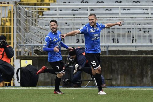 George Pușcaș, sărăbătorind unul dintre golurile marcate la Novara sub comanda lui Domenico Di Carlo / Foto: Imago