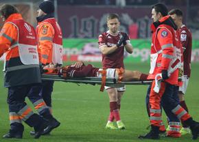 Clipe de panică în Giulești: titularul Rapidului a părăsit terenul pe targă, cu guler cervical
