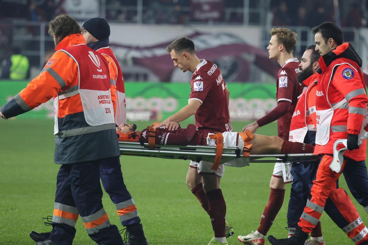 Clipe de panică în Giulești: titularul Rapidului a părăsit terenul pe targă, cu guler cervical