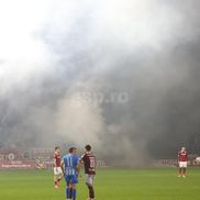 Suporterii de la Rapid au aruncat din nou cu petarde și fumigene în teren/ Foto: Ionuț Iordache GSP
