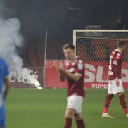 Suporterii de la Rapid au aruncat din nou cu petarde și fumigene în teren/ Foto: Ionuț Iordache GSP