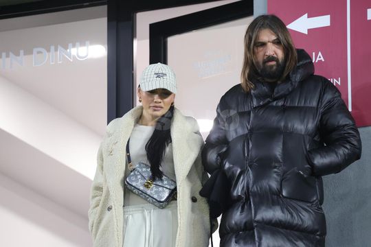 Dan Alexa și partenera, în Giulești la Rapid - Universitatea Craiova / FOTO: Ionuț Iordache (GSP.ro)