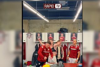 Imagini tari din vestiarul Rapidului, după victoria cu Universitatea Craiova » Moldovan și Angelescu au cântat cot la cot cu jucătorii