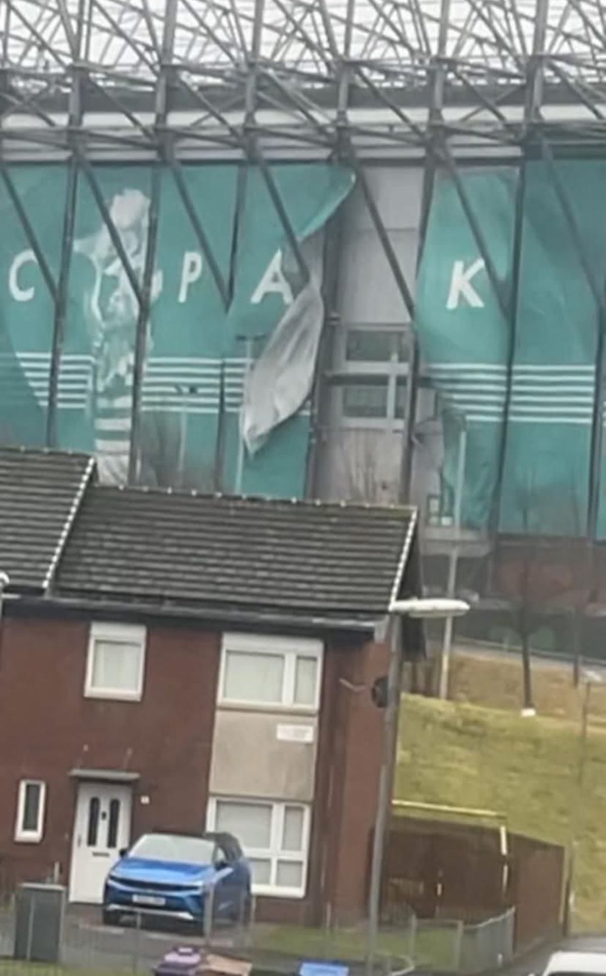 Furtuna secolului face ravagii » Pagube serioase la arenele din Glasgow: au fost smulse de vânt! Ce se întâmplă cu meciul lui Ianis Hagi