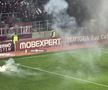 Suporterii de la Rapid au aruncat din nou cu petarde și fumigene în teren/ Foto: GSP