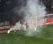 Suporterii de la Rapid au aruncat din nou cu petarde și fumigene în teren/ Foto: GSP