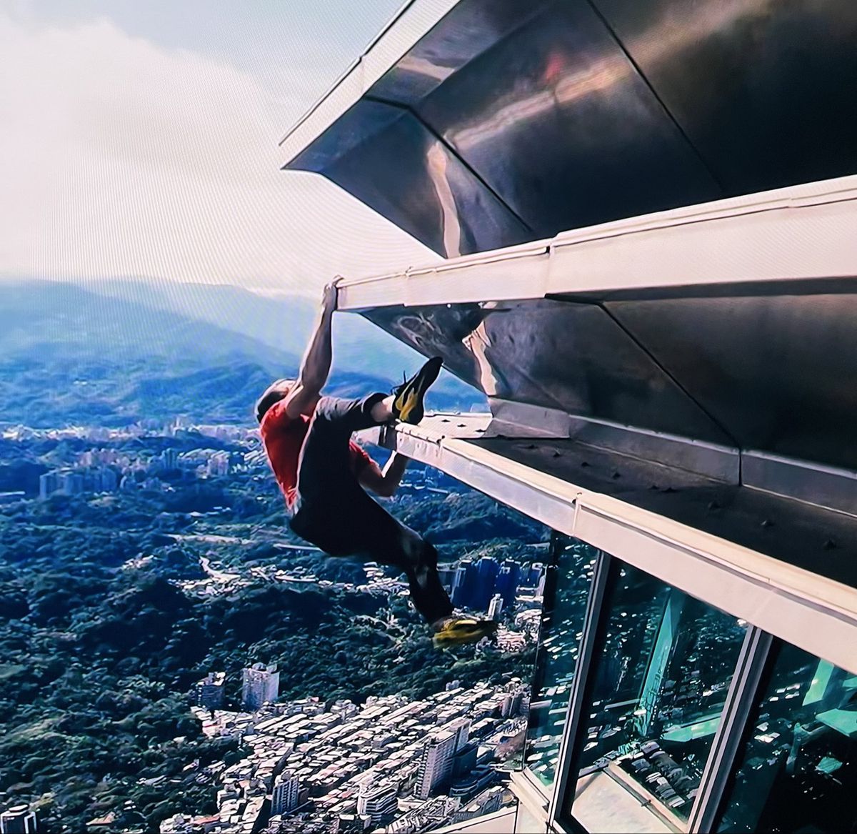 Performanță ULUITOARE! Cerul e limita » A reușit să escaladeze un zgârie-nori din Taiwan de 508 metri FĂRĂ coardă, în doar 95 de minute