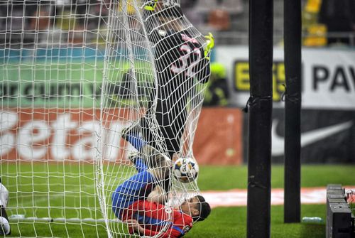 Cisotti și Târnovanu, „îngropați” în plasă de forța lui CFR Cluj. Foto: Ionuț Iordache (GSP)