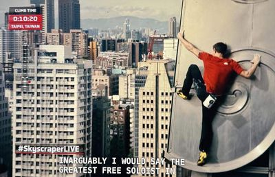 „Miza programului n-a fost ascensiunea, ci moartea” » De ce escaladarea live a unui zgârie-nori de către Alex Honnold a fost greșită: „Clădirea nu e munte, e o vânătoare de clickuri vopsită drept căutare interioară”