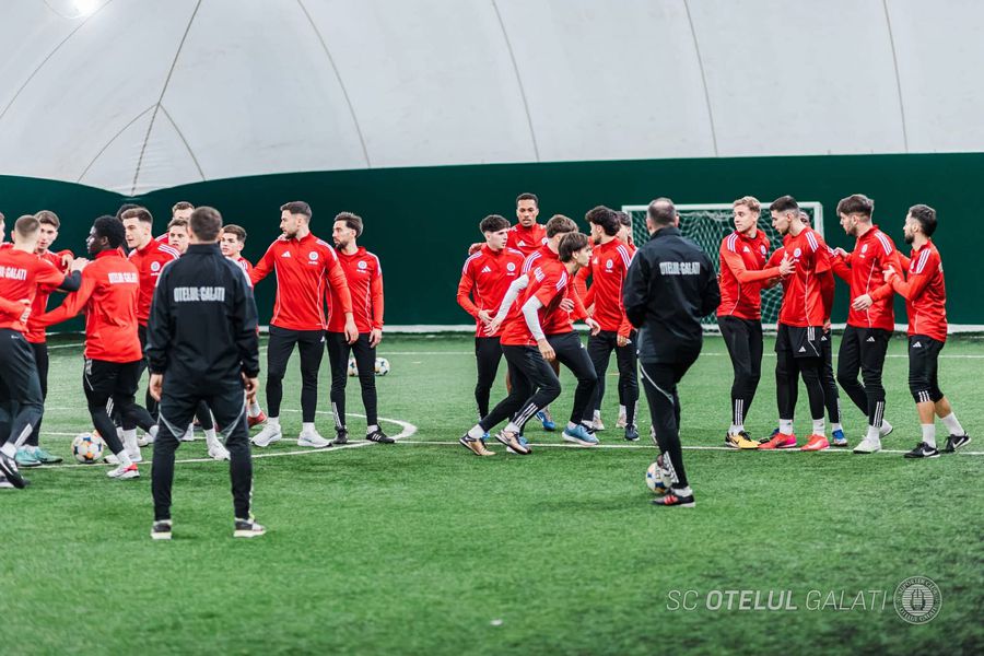 Imagine de la antrenamentul din balon al Oțelului / foto: Facebook Oțelul Galați Mobilizare generală » Fanii echipei care speră la play-off au pus mâna pe lopeți și au deszăpezit terenul