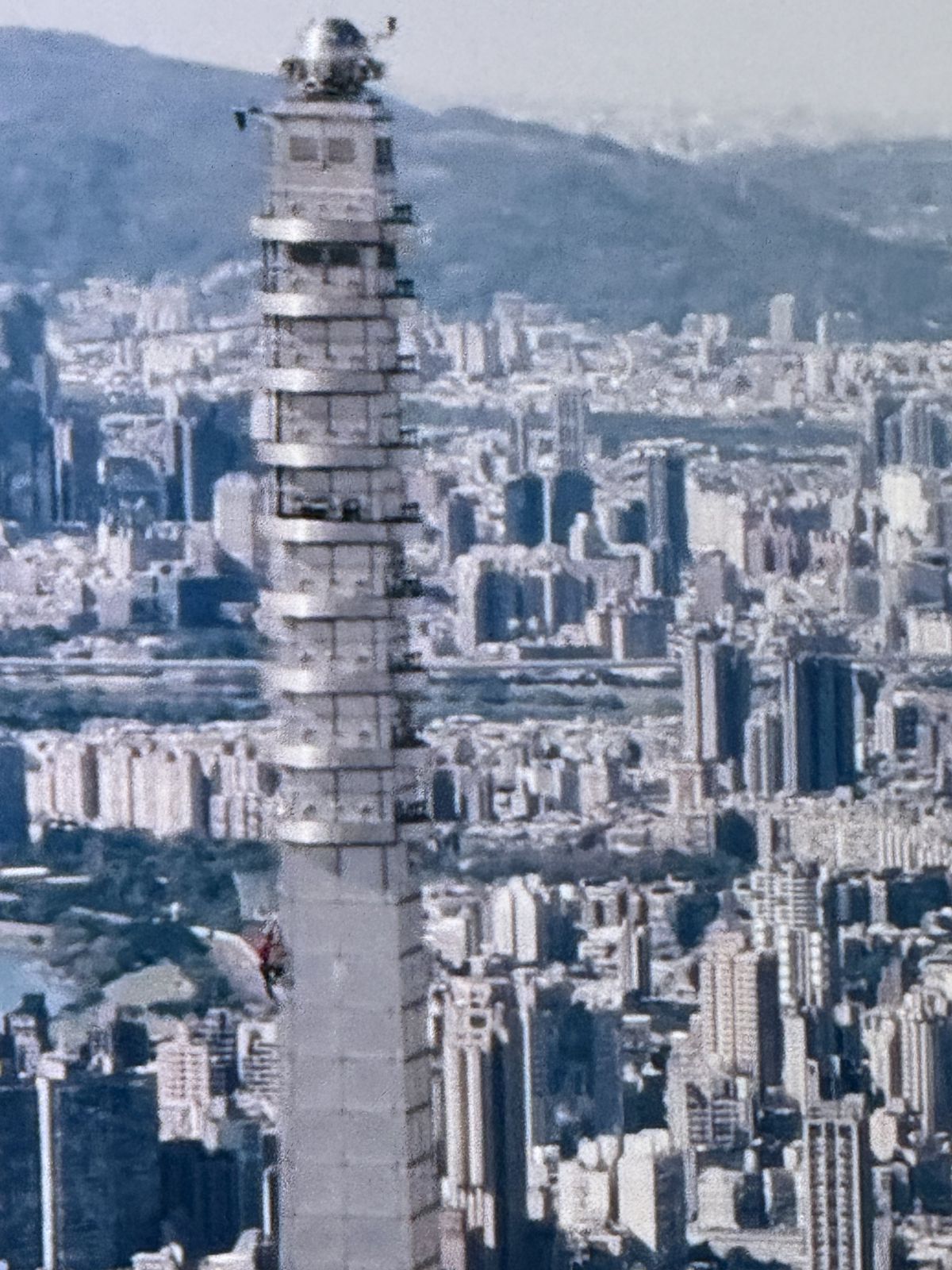 Performanță ULUITOARE! Cerul e limita » A reușit să escaladeze un zgârie-nori din Taiwan de 508 metri FĂRĂ coardă, în doar 95 de minute