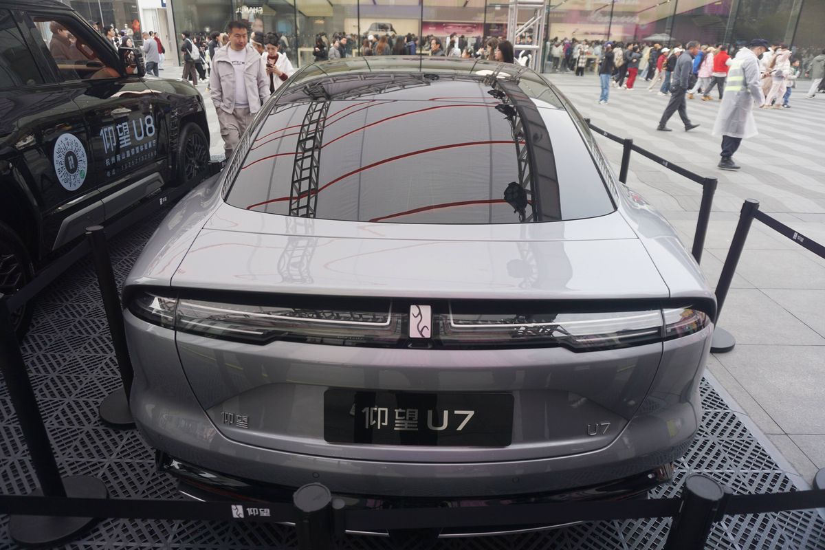 Chinezii au inventat mașina „care se scutură singură de zăpadă” » Bielorușii au vrut să verifice și au supus-o unui test: ce a urmat