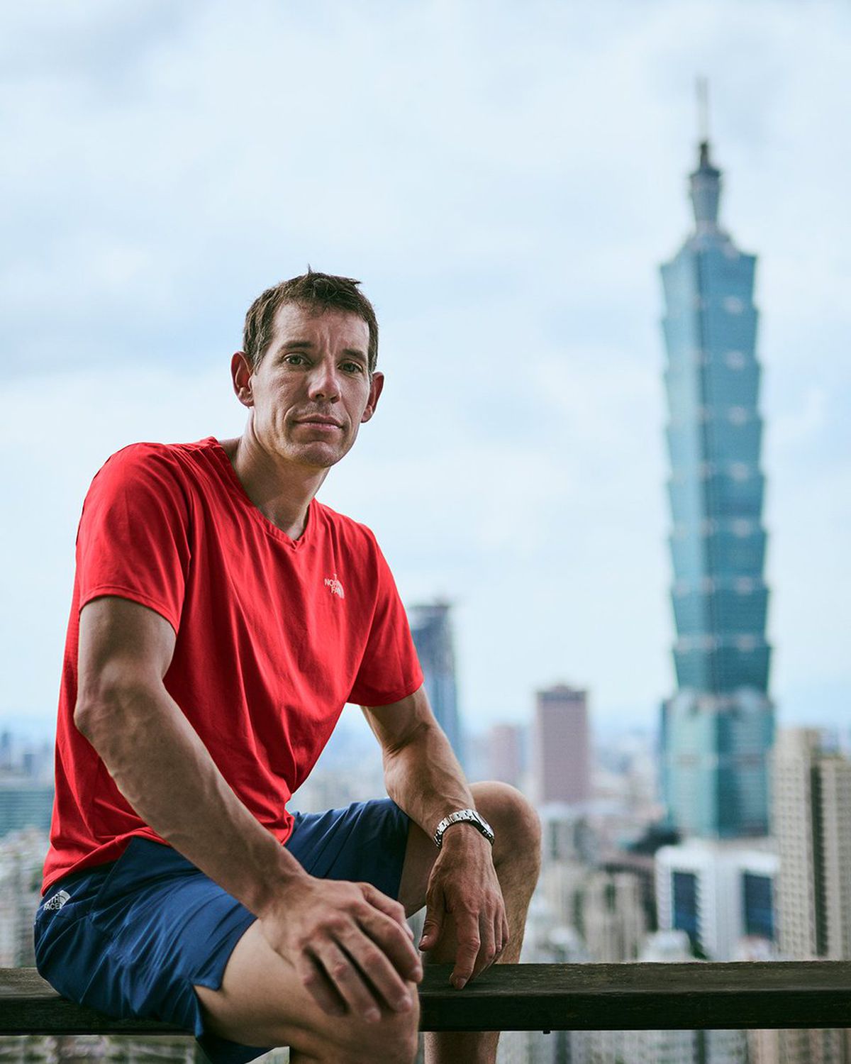 Performanță ULUITOARE! Cerul e limita » A reușit să escaladeze un zgârie-nori din Taiwan de 508 metri FĂRĂ coardă, în doar 95 de minute