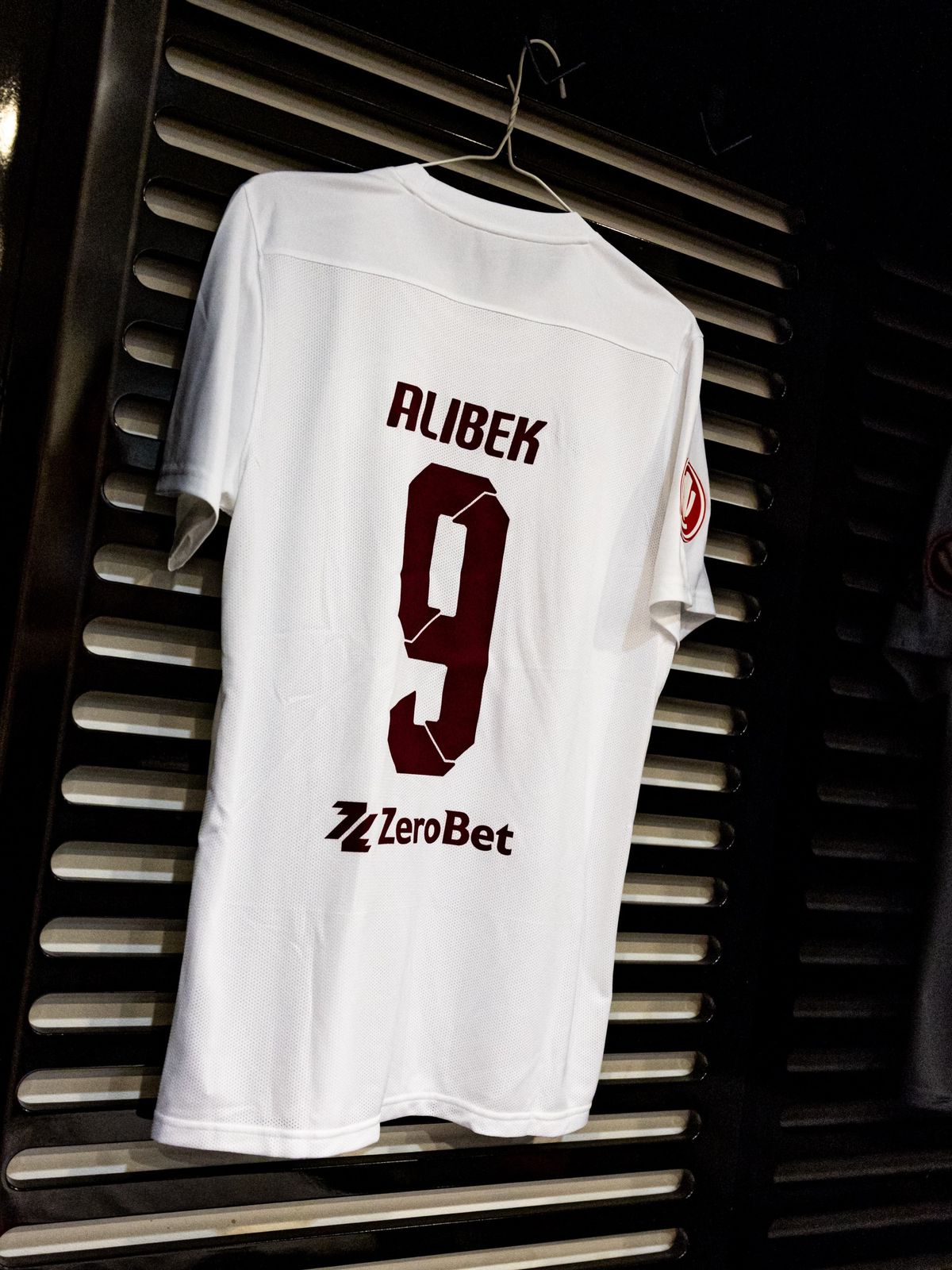 Discreție totală: noul sponsor a apărut în premieră pe echipament, la FCSB - CFR Cluj