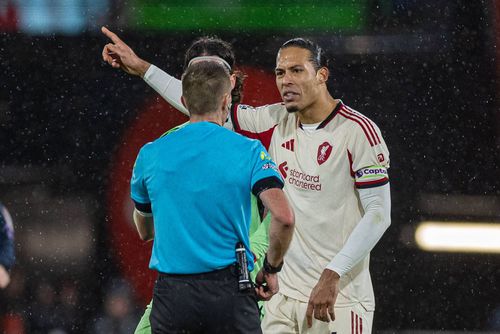 Virgil van Dijk protestează în fața arbitrului, după golul trei al lui Bournemouth / Foto: Imago
