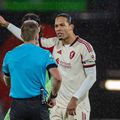 Virgil van Dijk protestează în fața arbitrului, după golul trei al lui Bournemouth / Foto: Imago