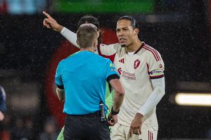 Fanii lui Liverpool s-au săturat de Van Dijk: „Cel mai supraevaluat jucător din toate timpurile” » The Sun: „Un dezastru ambulant”
