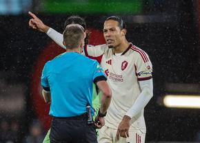 Fanii lui Liverpool s-au săturat de Van Dijk: „Cel mai supraevaluat jucător din toate timpurile” » The Sun: „Un dezastru ambulant”