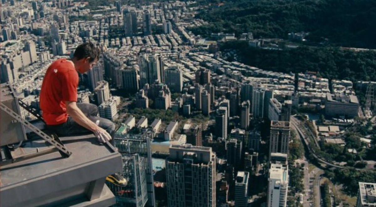 Performanță ULUITOARE! Cerul e limita » A reușit să escaladeze un zgârie-nori din Taiwan de 508 metri FĂRĂ coardă, în doar 95 de minute