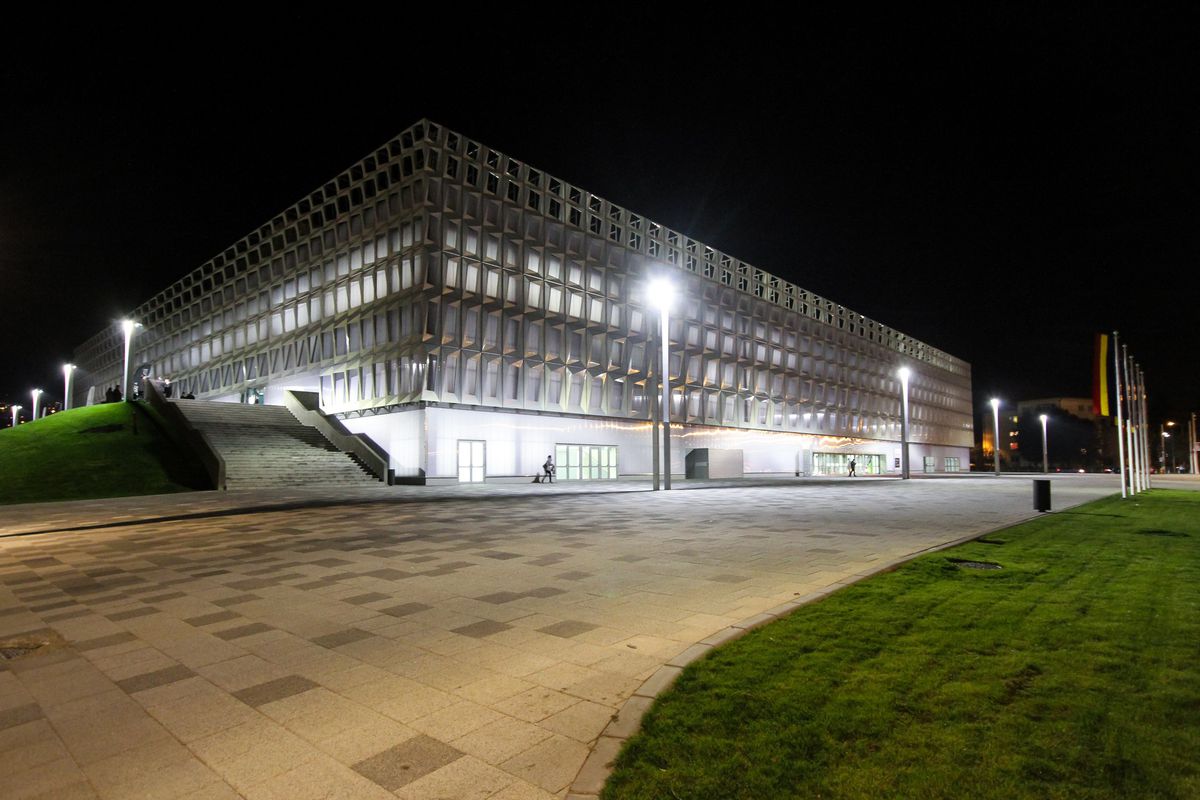 STOP spectacolelor de manele într-o sală polivalentă din România