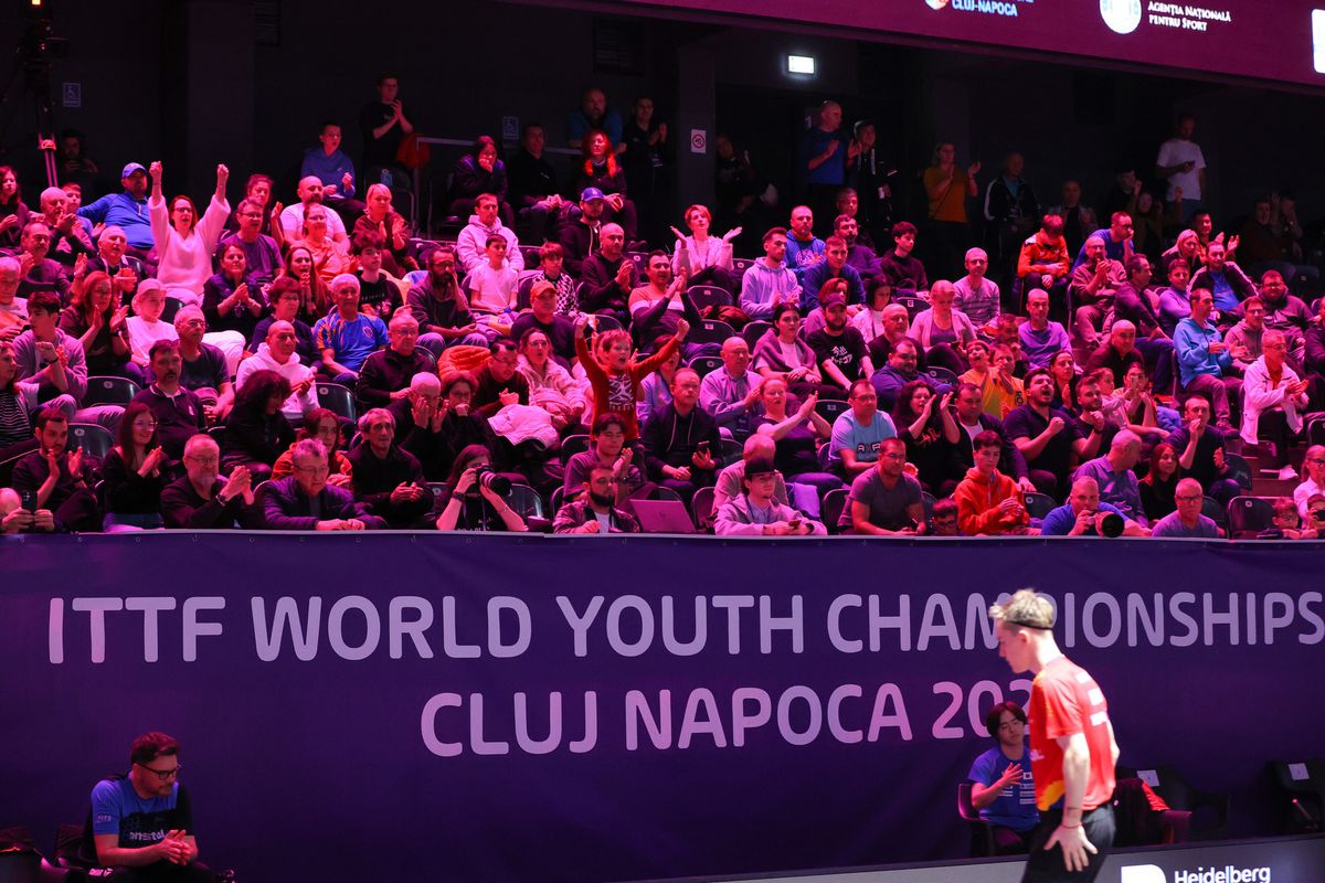 STOP spectacolelor de manele într-o sală polivalentă din România