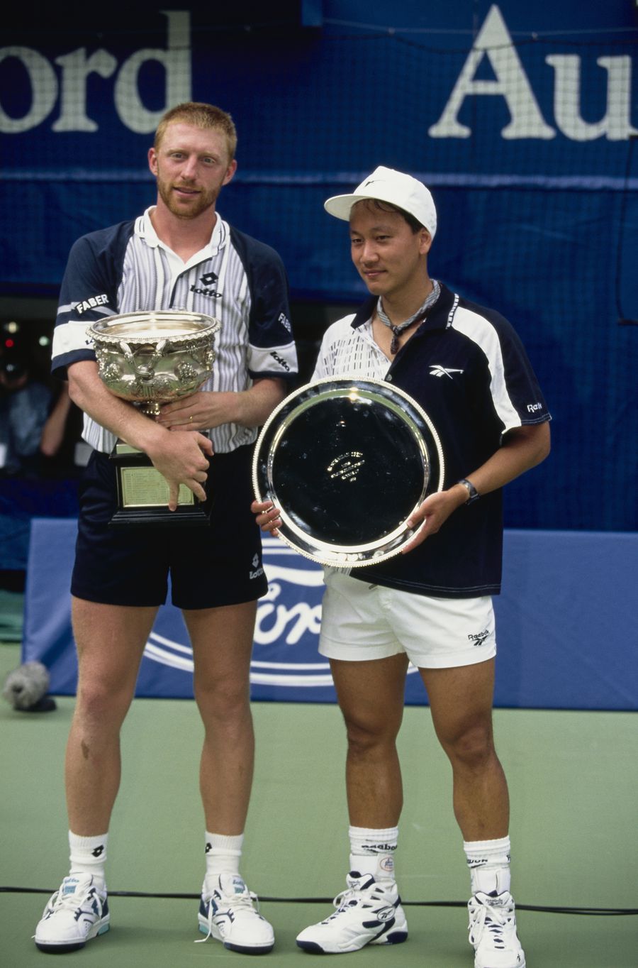 Michael Chang (dreapta), alături de Boris Becker (stânga), după finala Australian Open din 1996/Foto: Getty Images Finalistul la Australian Open de acum 30 de ani, despre schimbările din tenis: „De-abia vorbeam unul cu altul. Astăzi văd mult mai mult respect și dialog”