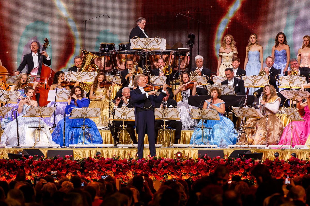 STOP spectacolelor de manele într-o sală polivalentă din România