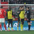 Emre Can, căpitanul Borussiei Dortmund, vede cartonașul galben / Foto: Imago