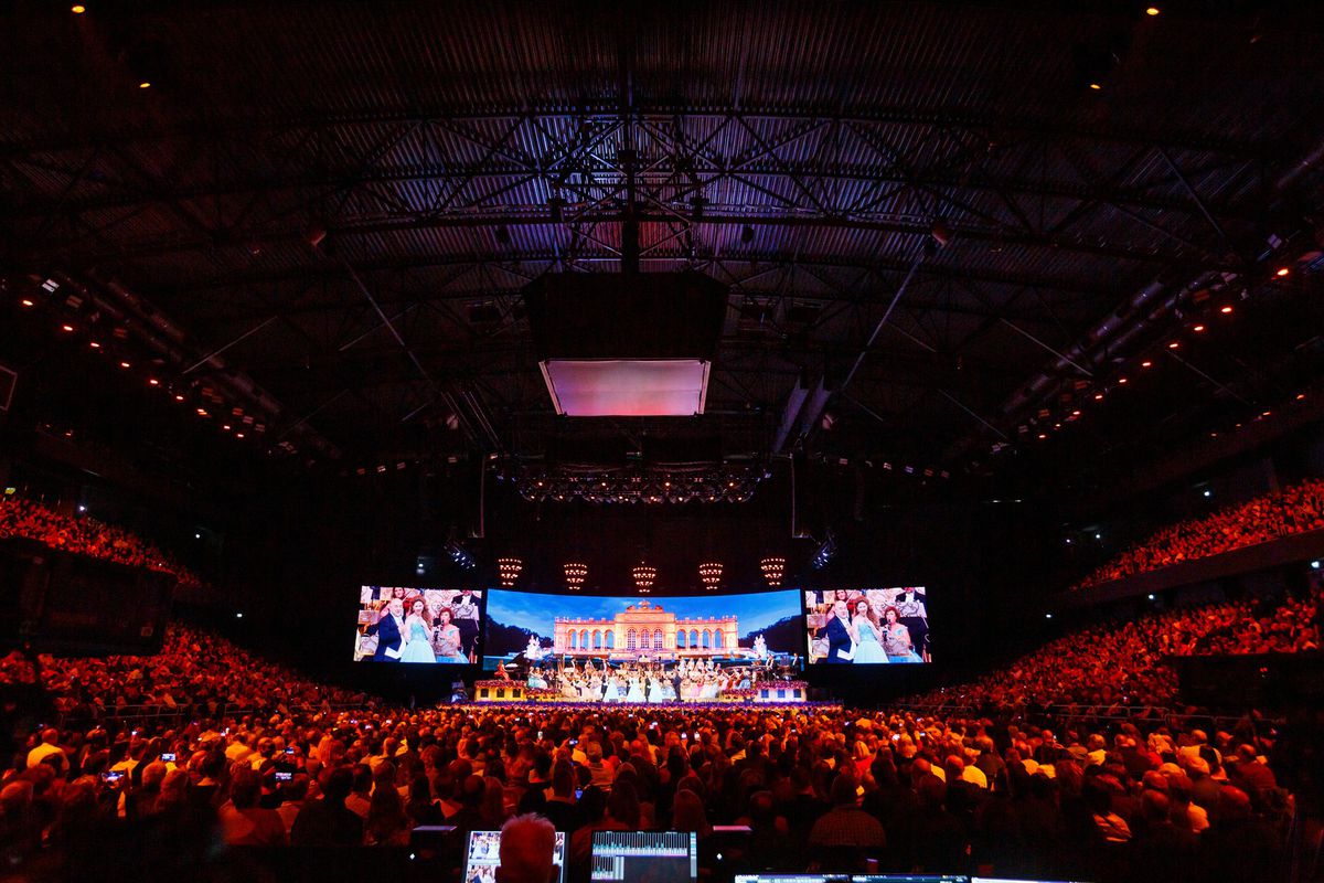 STOP spectacolelor de manele într-o sală polivalentă din România