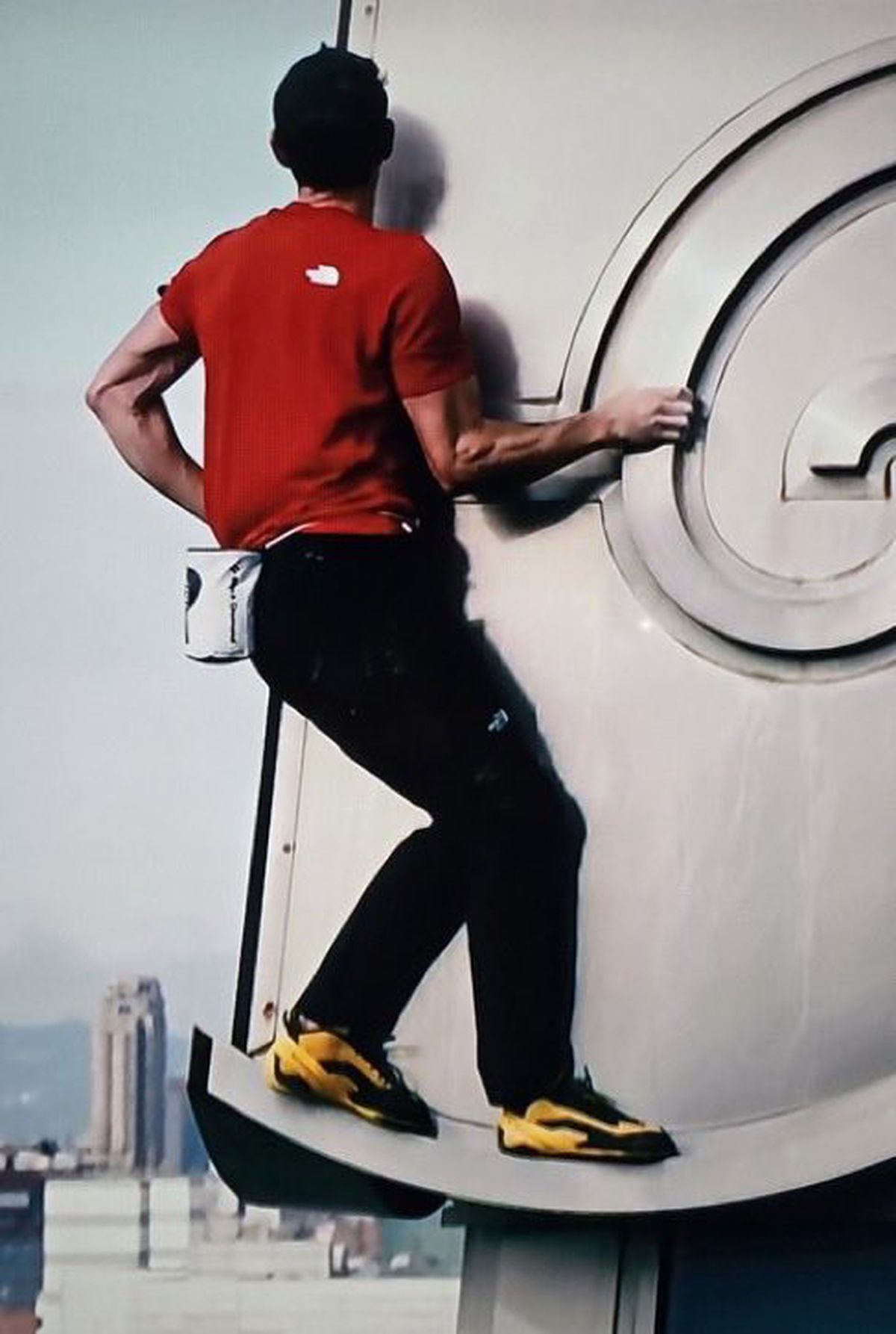 Performanță ULUITOARE! Cerul e limita » A reușit să escaladeze un zgârie-nori din Taiwan de 508 metri FĂRĂ coardă, în doar 95 de minute