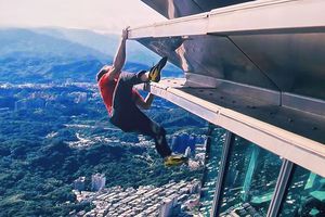 Performanță ULUITOARE! Cerul e limita » A reușit să escaladeze un zgârie-nori din Taiwan de 508 metri FĂRĂ coardă, în doar 95 de minute