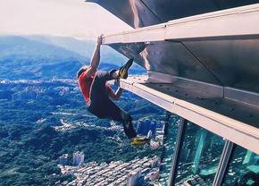 Performanță ULUITOARE! Cerul e limita » A reușit să escaladeze un zgârie-nori din Taiwan de 508 metri FĂRĂ coardă, în doar 95 de minute