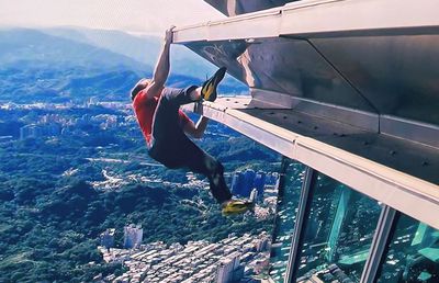 Performanță ULUITOARE! Cerul e limita » A reușit să escaladeze un zgârie-nori din Taiwan de 508 metri FĂRĂ coardă, în doar 95 de minute