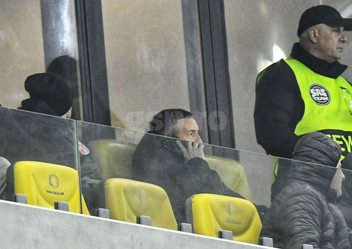 Mihai Stoica a fost sunat de Gigi Becali în timpul meciului, apoi a intrat în lojă