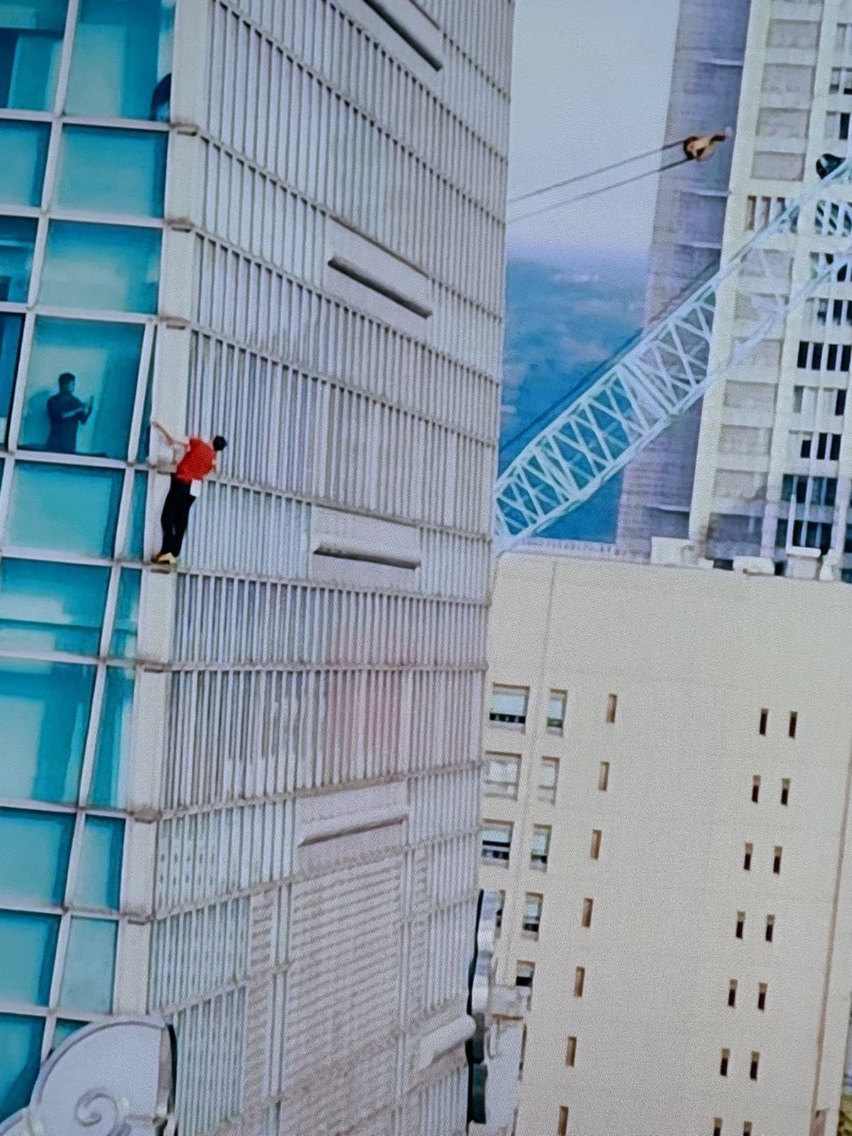 Performanță ULUITOARE! Cerul e limita » A reușit să escaladeze un zgârie-nori din Taiwan de 508 metri FĂRĂ coardă, în doar 95 de minute