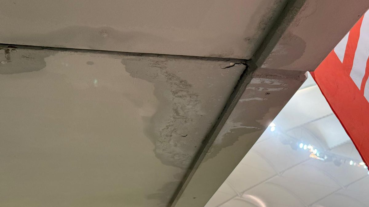 Plouă prin tavanul Arenei Naționale înainte de FCSB - CFR Cluj