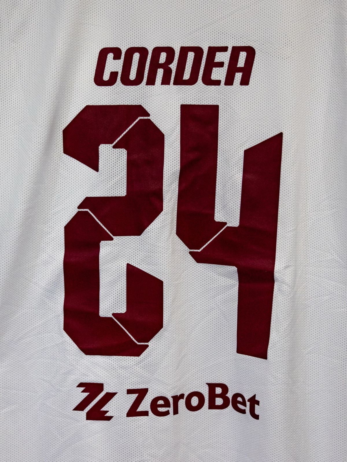 Discreție totală: noul sponsor a apărut în premieră pe echipament, la FCSB - CFR Cluj