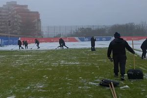 Mobilizare generală » Fanii echipei care speră la play-off au pus mâna pe lopeți și au deszăpezit terenul