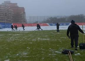 Mobilizare generală » Fanii echipei care speră la play-off au pus mâna pe lopeți și au deszăpezit terenul