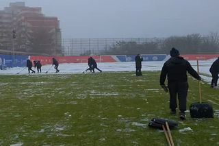 Mobilizare generală » Fanii echipei care speră la play-off au pus mâna pe lopeți și au deszăpezit terenul