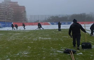 Mobilizare generală » Fanii echipei care speră la play-off au pus mâna pe lopeți și au deszăpezit terenul