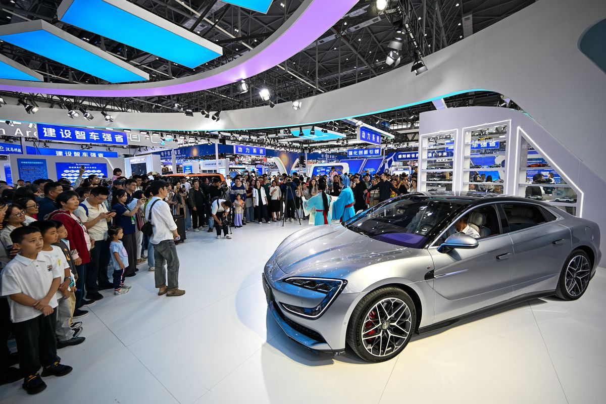 Chinezii au inventat mașina „care se scutură singură de zăpadă” » Bielorușii au vrut să verifice și au supus-o unui test: ce a urmat